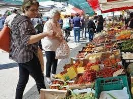 sospensione del mercato domenicale fatta eccezione per i generi alimentari